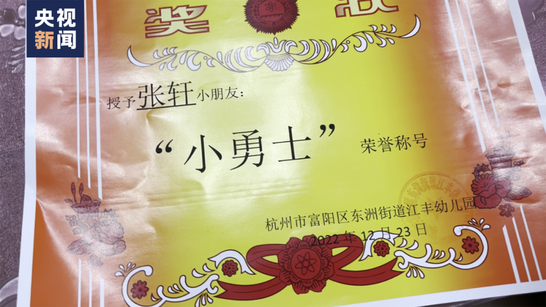 奶奶双脚腾空,4岁的他把梯子扶起来了!(图2) 29.png