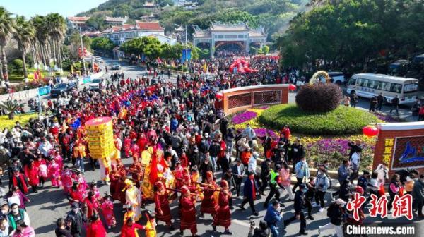 巡安布福闹元宵 “妈祖信俗”成为华侨华人的精神纽带(图1) 巡安布福闹元宵 “妈祖信俗”成为华侨华人的精神纽带(图1)