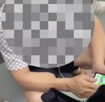 大叔被疑偷拍后自证清白,仍遭女子曝光称 1.png