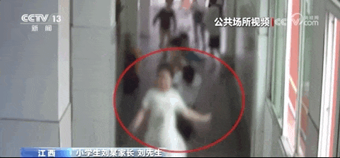 “抽凳子”恶作剧致同学重伤,法院判了(图6) 18.gif