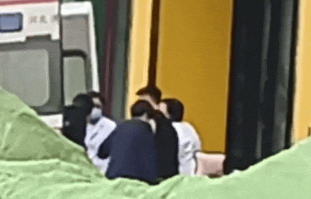两名大学生被“赶下车”后,发现网约车司机有点怪……(图2) 640.gif