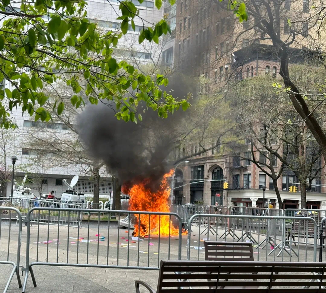 特朗普受审法院外突发:自焚男子身亡(图1) 1.png