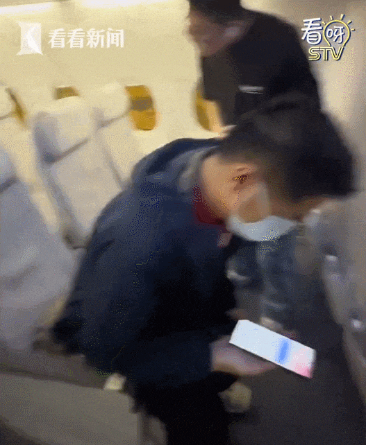 起飞前女子强行要求下机!竟是这个原因?网友气炸(图3) 640.gif