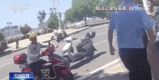 好心扶摔倒老人,少年反被诬陷殴打!警方公布现场视频→(图2) 640.gif
