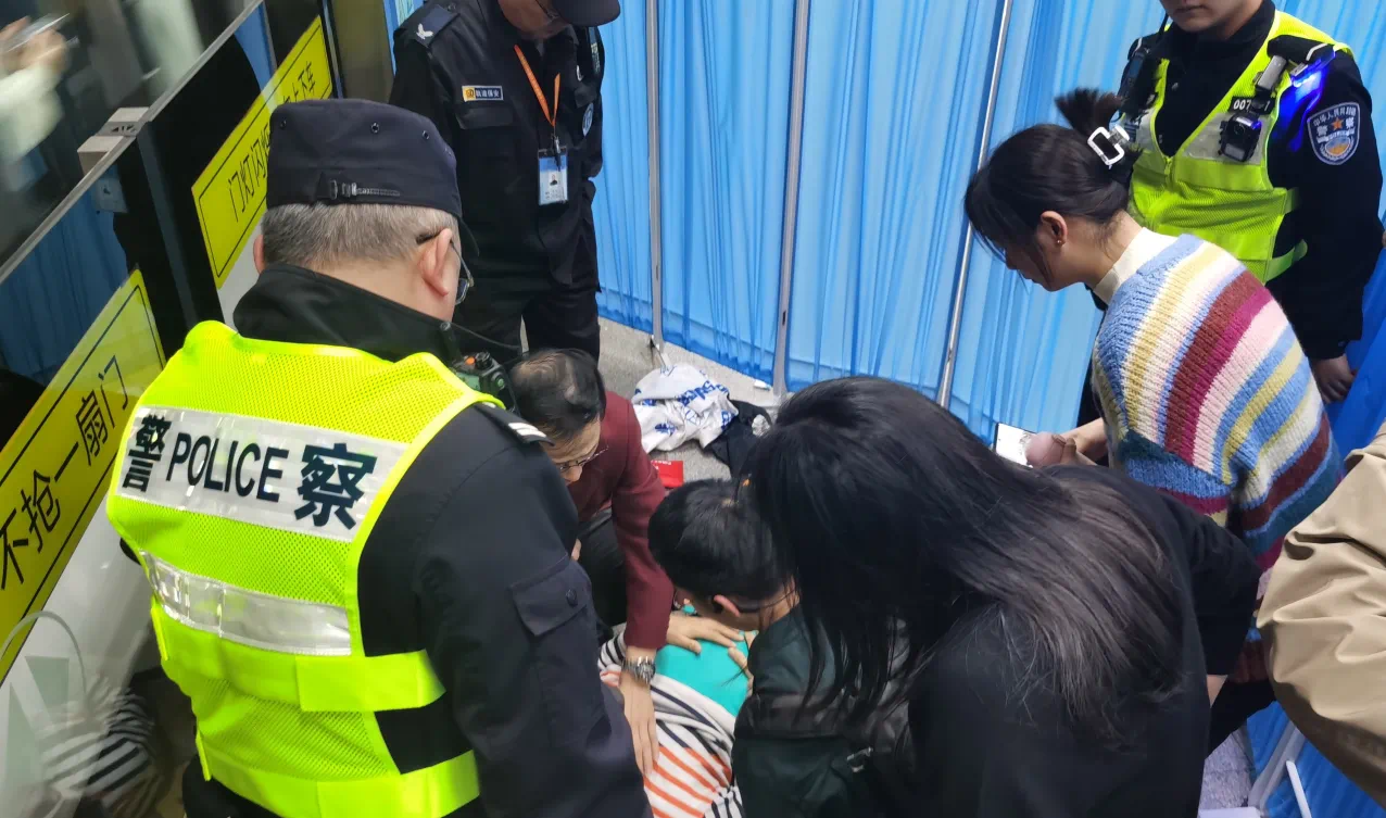 事发上海地铁!6人冲了上来,这一跪刷屏(图1) 6.png