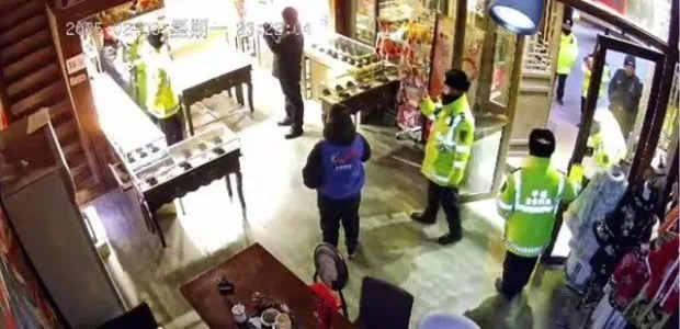 未彻夜亮灯,古城商铺被撬锁开灯?多方回应(图2) 微信图片_202502052157161.jpg