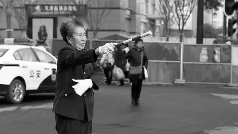 新中国第一代女交警邱益英走了……
