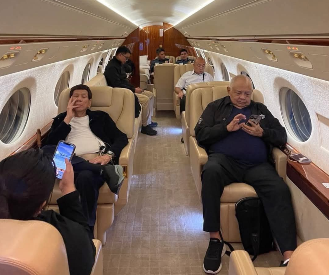 菲前总统老杜被强行送往荷兰海牙，小马总统连夜召开记者会通报